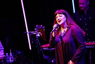 「新作を携えて待望の再来日を果たしたバーシア　洒脱でコクのある音楽が心地好く躍動する晩秋のトワイライト・タイム」