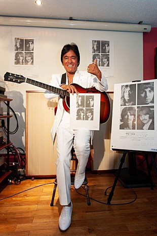 「真っ黒い松崎しげる、ザ・ビートルズ『ホワイト・アルバム』50周年記念盤イベントで熱唱」