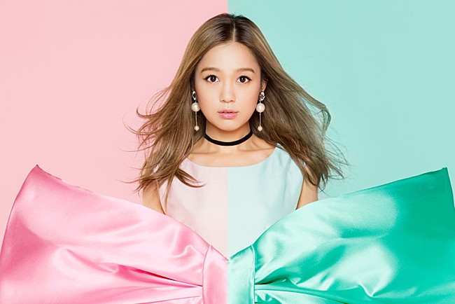 西野カナ「西野カナ×屋内日本最大級のクリスマスツリー、音楽とともに光の雪が舞い散るコラボ」1枚目/3