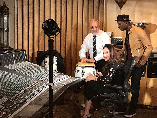 「映画『アメリカン・ミュージック・ジャーニー』アロー・ブラック＆監督のオフィシャルインタビュー到着」1枚目/8