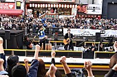 コブクロ「コブクロ、大阪・道頓堀での『ベストヒット歌謡祭』船上ライブ収録に5,000人が騒然」1枚目/3