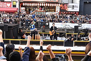 「コブクロ、大阪・道頓堀での『ベストヒット歌謡祭』船上ライブ収録に5,000人が騒然」