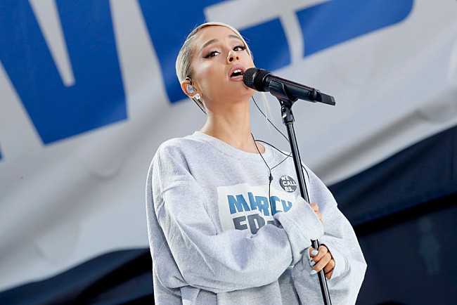 「アリアナ・グランデ、あの人気プロデューサーとスタジオにいる様子を投稿」1枚目/1