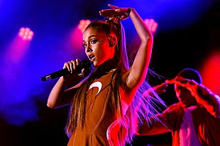 「アリアナ・グランデ、トレードマークのポニーテールをバッサリ！　 新しい髪形にファンの反応は？」