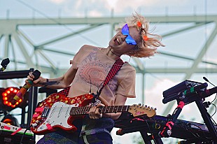 「グライムス、今週新曲をリリースすることを発表＆ウェブストア開設」