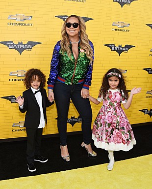 「マライア・キャリー、双子の子供たちと「恋人たちのクリスマス」を歌うキュートな動画を公開」