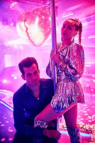 「マーク・ロンソン、新アルバムよりマイリー・サイラスとのコラボ・シングルをリリース」