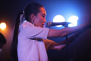 「Nao Kawamura、デビューアルバムを引っさげての東阪ツアーで謝意が伝わる美声を披露」