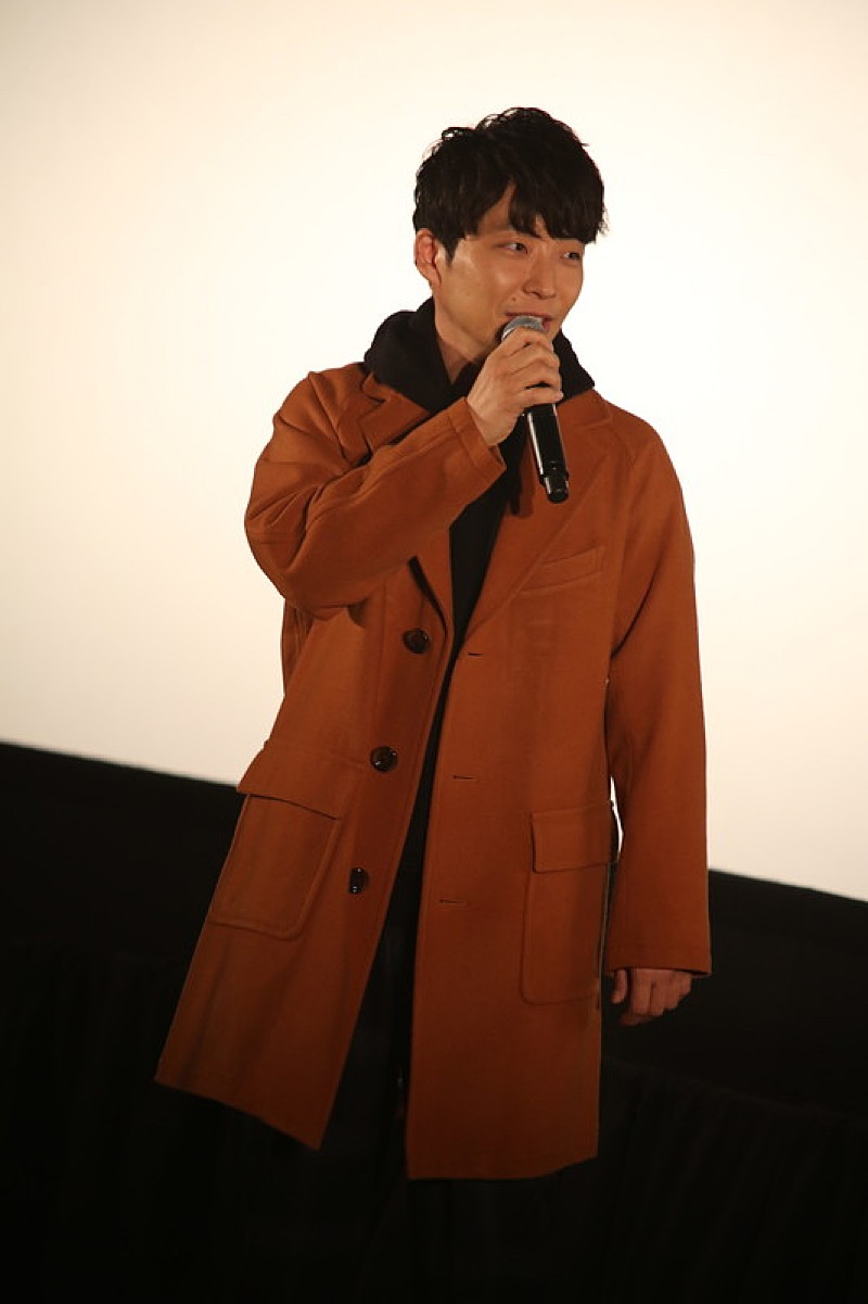 星野源、プライベート旅行中に新AL試聴会へサプライズ登壇