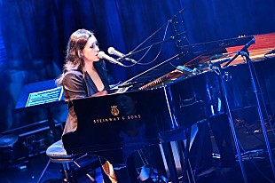 「16年の空白をピュアな空気で満たしてくれたヴァネッサ・カールトン。美しい旋律とアコースティックな響きに身を委ねる、イルミネーション煌めく夜」