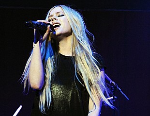 「アヴリル・ラヴィーン、メンフィス・ソウル風の新曲「Tell Me It’s Over」MV公開＆ニューALのリリース日発表」