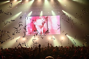 「hide、毎年恒例のバースデーパーティーに2000人のファンが集結」