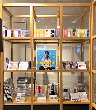 「tofubeatsがキュレーションした「Billboard cafe &amp; dining」書籍＋CDのリストが公開」