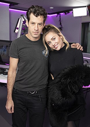 「マイリー・サイラス＆マーク・ロンソン、アリアナの「ノー・ティアーズ・レフト・トゥ・クライ」をカヴァー」