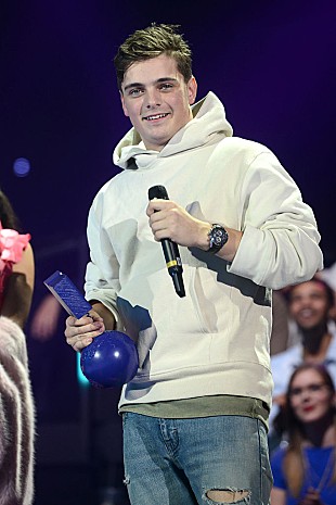 「マーティン・ギャリックス、ザ・チェインスモーカーズとコラボしたら〇〇な曲になると語る」