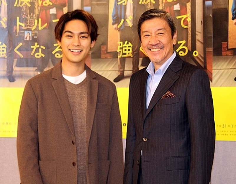 「柳楽優弥“初共演”奥田瑛二の印象を語る 「まずは顔が格好いい。そして圧倒的に元気」」1枚目/1