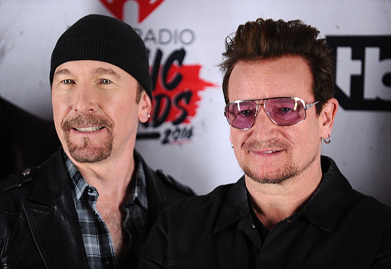 U2ボノ＆ジ・エッジ、チャリティのためクリスマス・イブにストリート・ライブを行う