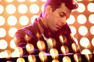 「マーク・ロンソン、マイリー＆リアムのためにウェディング定番曲を口笛で披露」