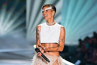 「ホールジー、全米1位獲得に大感激「何と言ったらいいのかわからない」」