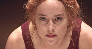 「『サスペリア』美と狂気の“マダム・ブラン”日本限定ステッカーを10名様にプレゼント」