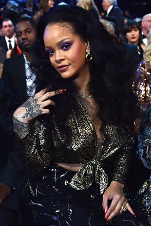 「リアーナ、Fentyの名称を詐欺に利用した実父を相手取り訴訟を起こす」