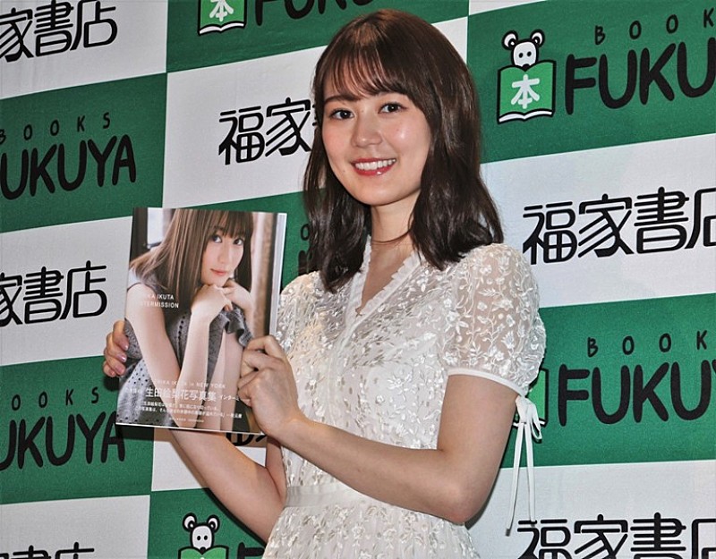 「生田絵梨花、初のランジェリ－ショットに挑戦　「白石麻衣ちゃんが私以上に喜んでくれた」」1枚目/1