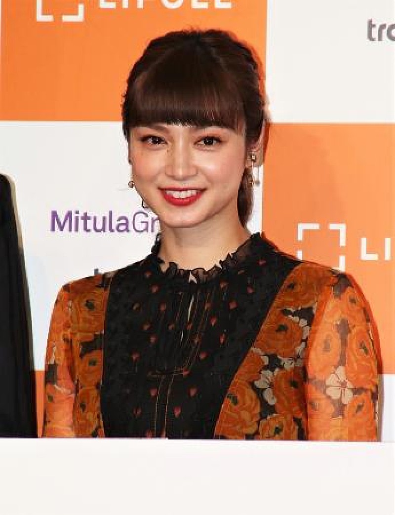 「平愛梨、夫・長友佑都選手の“代理”で登場　息子も「サッカ－を選んでくれたらいいな」」1枚目/1