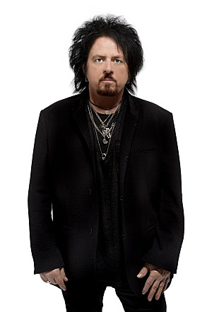 「スティーヴ・ルカサー（TOTO）の来日直前インタビューが公開。「約束するよ、死ぬまで毎年一度は日本に足を運ぶ、と。」」