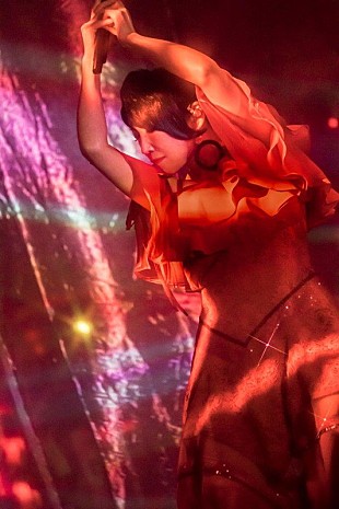 「松任谷由実のリゾートライブ開幕、テーマは“大人の妄想”＆“バーチャルワールドな夢の世界”」