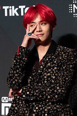 「BTS (防弾少年団)のV、カーディ・Bの【グラミー賞】パフォーマンスにノリノリ」