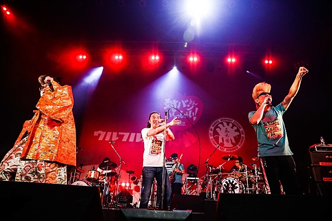 「ウルフルズ、対バンツアーで氣志團とともに「ガッツだぜ!!」をセッション」1枚目/5