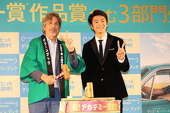「ピ－タ－・ファレリ－監督「いつか僕とお仕事をしてください」　伊藤健太郎にリップサ－ビス！？」1枚目/1