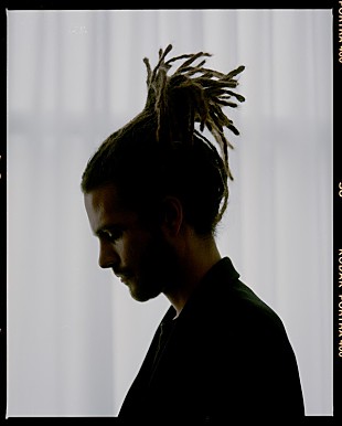 「FKJ、グルーヴィーでチルな新曲「Leave My Home」リリース」