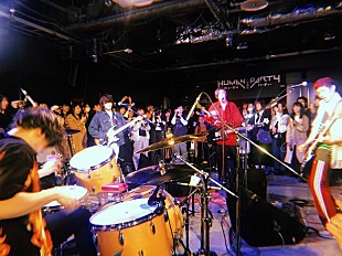 「パノラマパナマタウン、オーディエンスがありのままの姿を捉えた『情熱とユーモア』全曲再現ライブのレポートが到着」