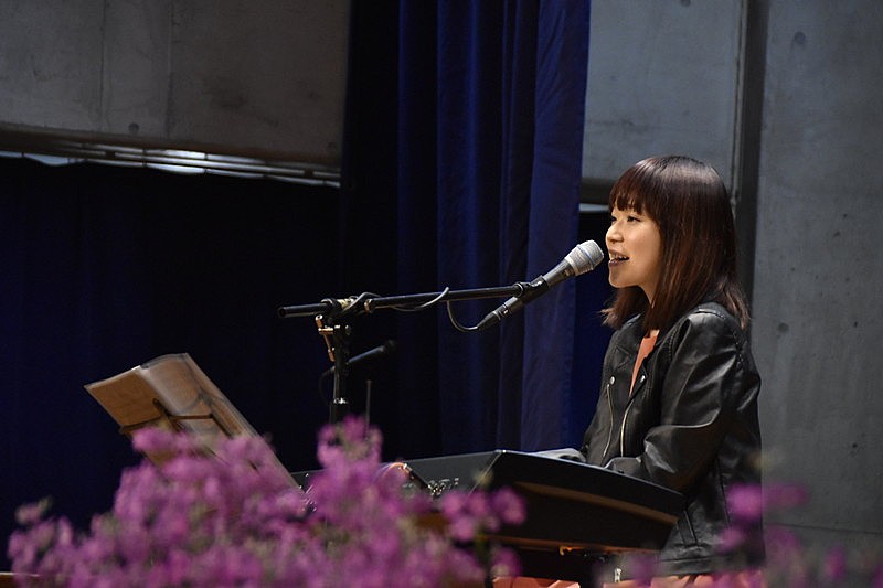 川嶋あい「川嶋あい、感動の一日となった卒業式サプライズライブ」1枚目/5