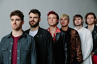 「ザ・チェインスモーカーズ＆5SOS、ビールを巡ってバトル＆コラボ曲をTVパフォーマンス」