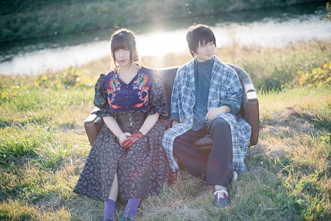 「栃木県出身のヒナタとアシュリー、“足ドラム”をフィーチャーした最新ライブ映像公開」1枚目/1