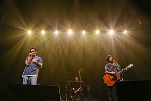 「コブクロ、全国ツアー初日に海外公演を発表＆ライブ音源配信もスタート」