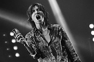 「吉井和哉がTVCM初出演、自身史上最強のハジケた踊りを披露」