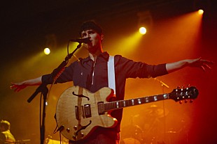 「ヴァンパイア・ウィークエンド キャパ700人のプレミア英公演ライブレポートが到着」