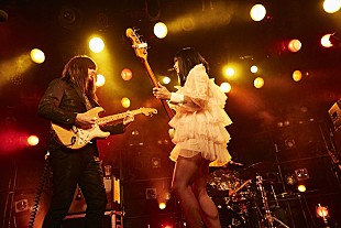 「Khruangbin、正に“伝説の一夜”！ 夢見心地のファンク・サウンドに中毒者が続出した東京公演のライブレポートが到着」