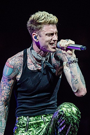 「マシン・ガン・ケリー、ニューALのタイトル＆ワールド・ツアーを発表」