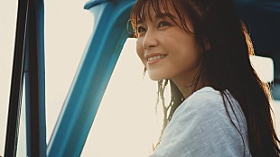 「宇野実彩子（AAA）、ビキニ姿やドレス姿で砂浜を駆け抜ける」