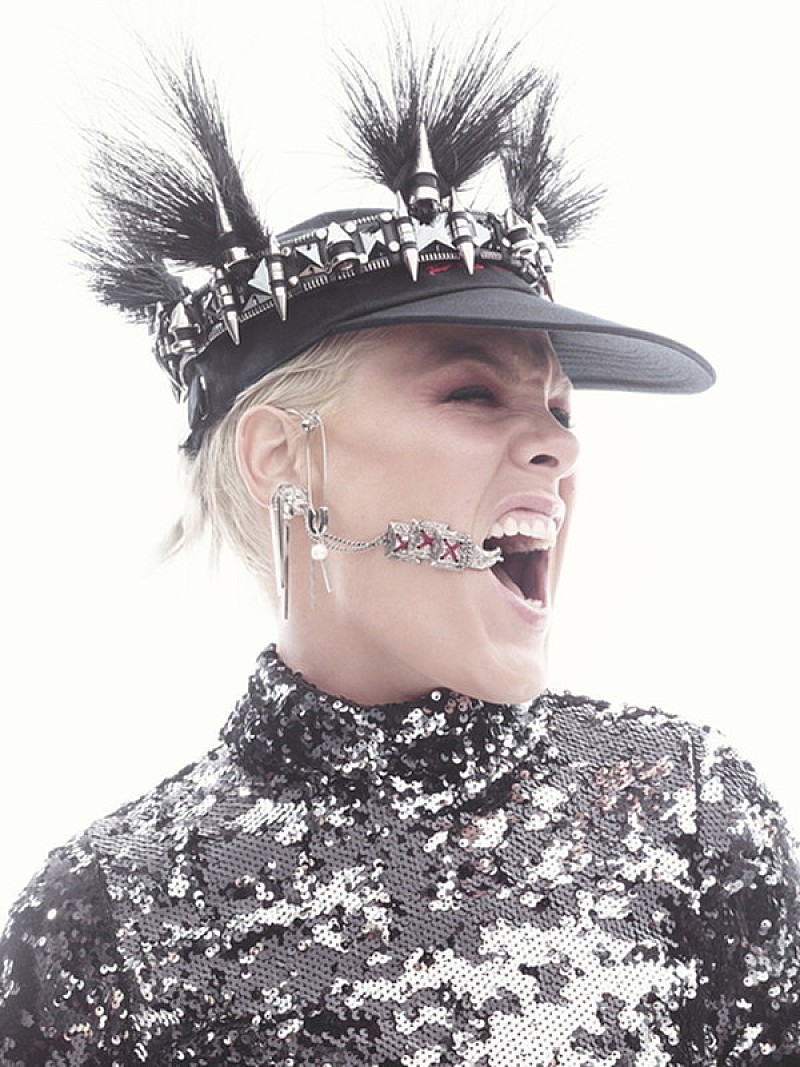 P!NK、シーア/ベック/カリード等豪華アーティスト参加の最新アルバム『ハーツ・トゥ・ビー・ヒューマン』が発売