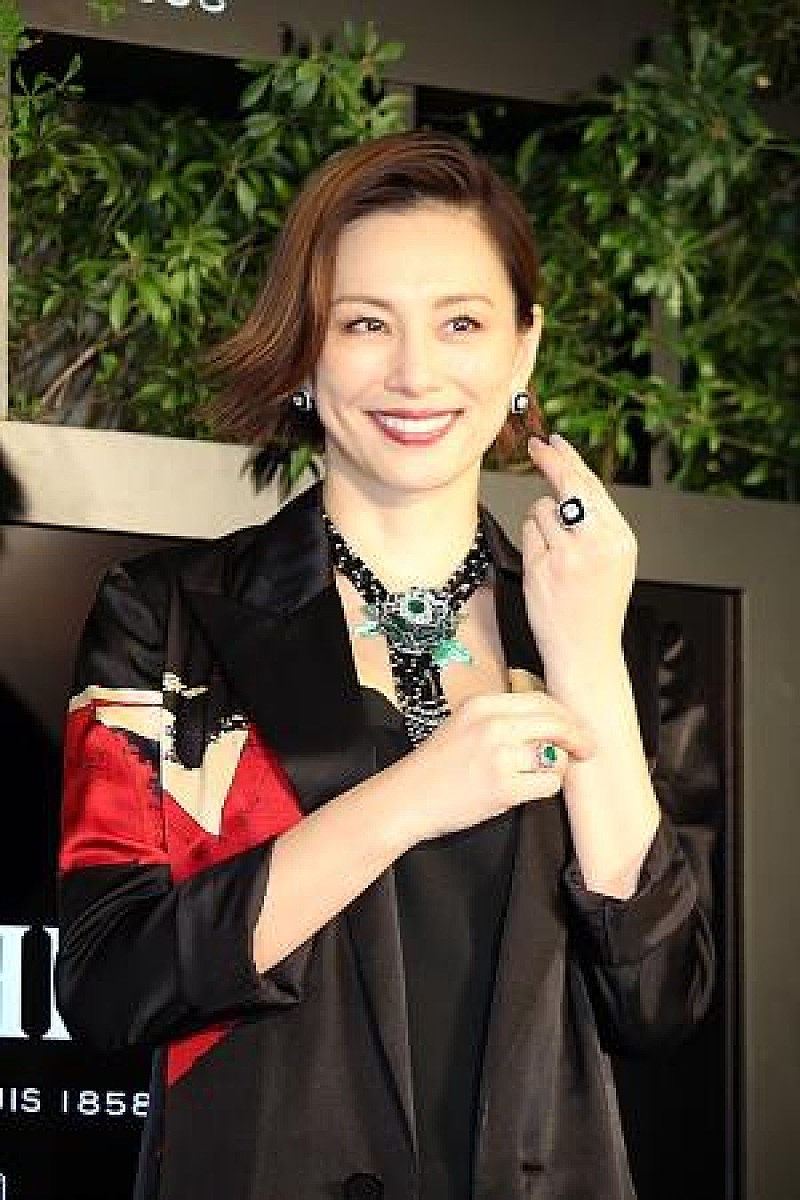「米倉涼子、３億円ジュエリ－を装着　「重みを感じています」」1枚目/1