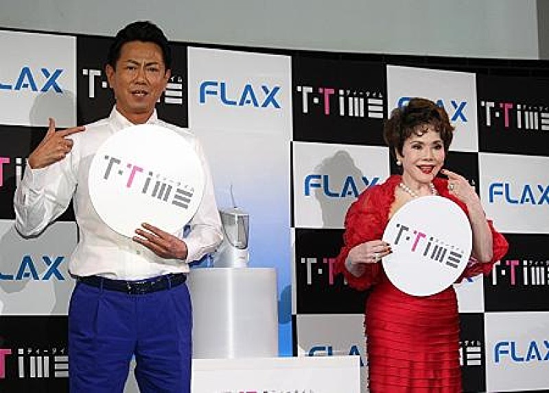 「デヴィ夫人「目標は１０８歳まで生きること」　東幹久と歯の健康、オ－ラルケアの大切さを語る」1枚目/1