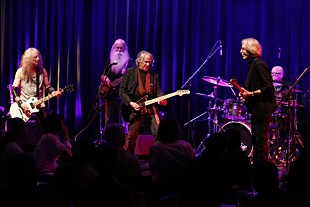 「＜ライヴレポート＞ダニー・コーチマーの来日ツアーがスタート“熟達したキャリアから繰り出される時代、国境を越えて心を震わせる楽曲の数々”」