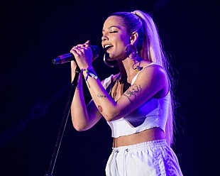 「ホールジー、自分の曲が理由でスピード違反となったファンの罰金の支払いを申し出る」