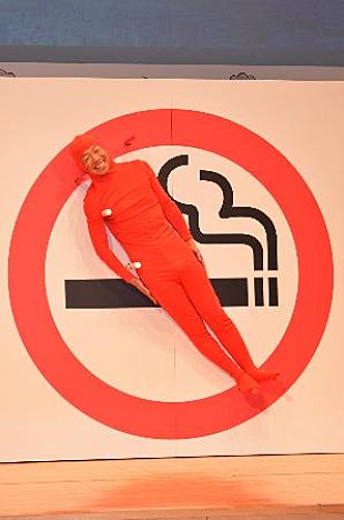 「バイきんぐ小峠、真っ赤な全身タイツで相方の禁煙を祈願　「たばこと芸能界をやめてほしい」」