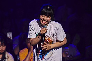 「眉村ちあき、新木場スタジオコーストで開催された【3rdワンマンライブ】をレポート　大舞台で披露された“ひとり”の存在感」